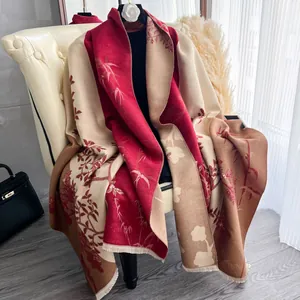 Dettaglio del motivo jacquard di bambù e dei bordi con nappe dello scialle