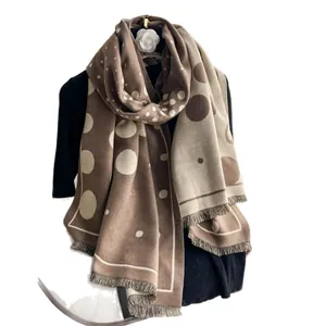 Sciarpa reversibile a pois in finto cashmere con frange nei toni marrone e beige