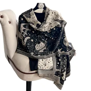 Sciarpa in finto cashmere con stampa gatto e pianeti, nappe in nero e bianco