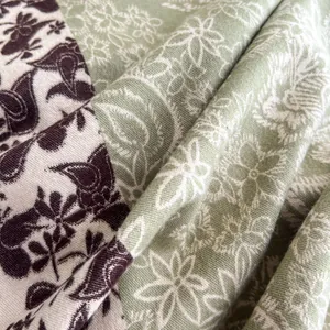 Dettaglio di sciarpa bohémien effetto cashmere con texture jacquard e motivi floreali