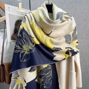 Sciarpa floreale effetto cashmere blu e giallo drappeggiata su cappotto di lana