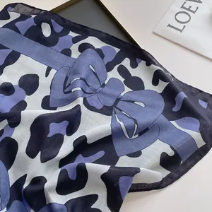 Écharpe violette élégante avec imprimé léopard et motifs de nœuds en tissu doux