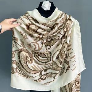 Sciarpa boho in cotone e lino con motivo paisley da donna, elegante scialle bianco crema