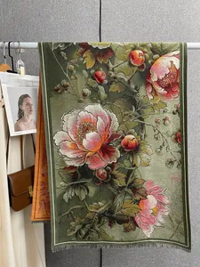 Detail van olieverf bloemenpatroon op groene sjaal met fijne kwastjes eraan
