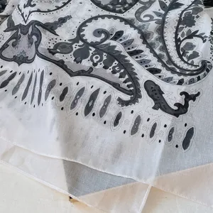 Dettaglio macro del tessuto leggero con stampa Paisley classica in bianco e nero