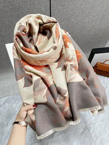 Dettaglio della trama della sciarpa in cashmere floreale con frange e trama spessa