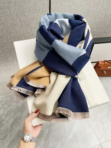 Dettaglio di sciarpa color-block in finto cashmere spesso con sottili frange lunghe
