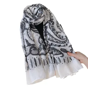 Sciarpa in cotone e lino con motivo paisley bianco e nero con frange per l'autunno