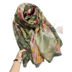 Winter kasjmier sjaal met vintage bloemenprint in olijfgroen en fijne franjes