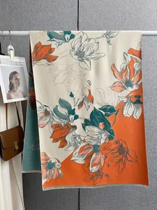 Dettaglio di sciarpa con stampa floreale di magnolia con nappe e trama tipo cashmere