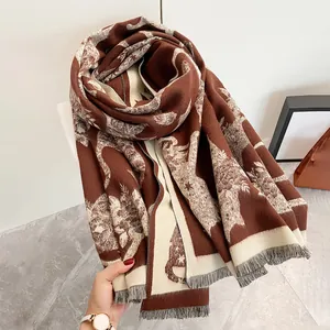 Dettaglio di sciarpa invernale vintage con motivo a gatto, frange e tocco di cashmere