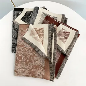Elegante sciarpa floreale in finta cashmere con nappe in diverse tonalità neutre