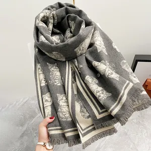 Sciarpa jacquard con gatti in grigio scuro con eleganti bordi sfrangiati ai lati