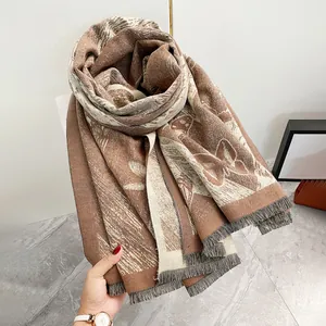 Dettaglio del motivo a farfalla su scialle pashmina reversibile con bordi a frange