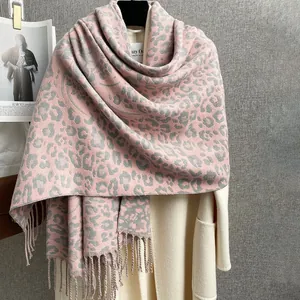 Sciarpa Invernale da Donna con Stampa Leopardata e Fiori Rosa Jacquard con Nappe Lunghe Scialle Caldo Spesso Accessorio Moda