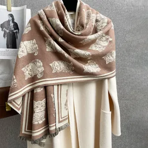 Sciarpa marrone effetto cashmere con motivi a gatto e finiture con sottili frange