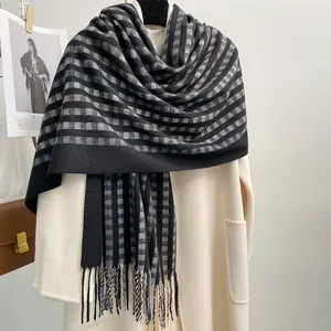 Écharpe classique à carreaux noir et gris effet cachemire avec franges sur manteau