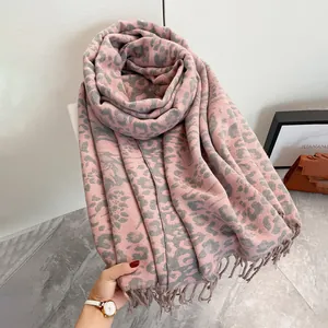 Sciarpa leopardata da donna in rosa e grigio con calde nappe per l'inverno