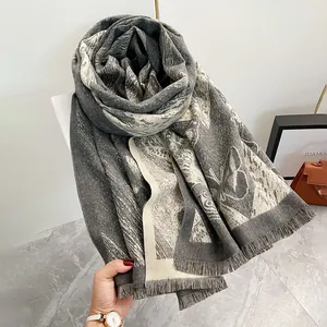 Elegante sciarpa in finto cashmere con stampa a farfalla e nappe per stile moda