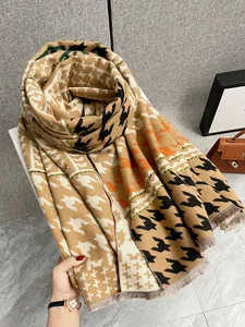 Dettaglio sciarpa in finto cashmere con motivo pied de poule e delicate frange corte