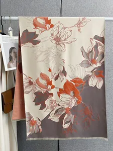 Vista dettagliata della fantasia floreale sulla sciarpa effetto cashmere con stampa magnolia