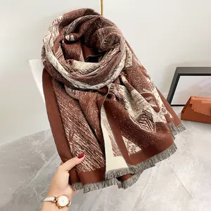Dettaglio della sciarpa jacquard con frange e motivi a farfalla in stile vintage