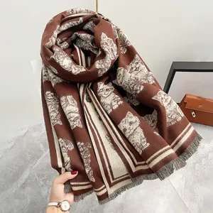 Dettaglio di morbida sciarpa effetto cashmere con motivo jacquard gatto e frange