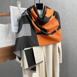Sciarpa scialle alla moda con blocchi di colore geometrici e morbide frange invernali