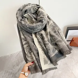 Dettaglio di scialle elegante in cashmere a fiori con lunghe frange e nappe