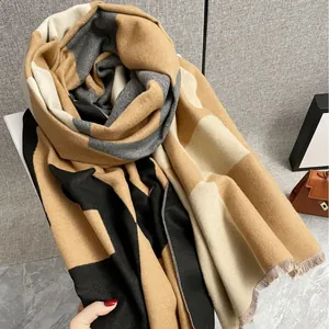 Sciarpa calda spessa simil-cashmere con motivi geometrici a blocchi e frange fini