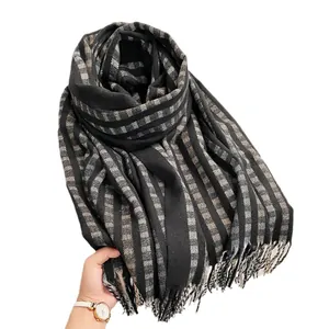 Écharpe classique à rayures noires et grises sensation cachemire avec pompons à franges
