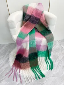 Dettaglio di sciarpa a quadri arcobaleno con morbida trama mohair e lunghe frange