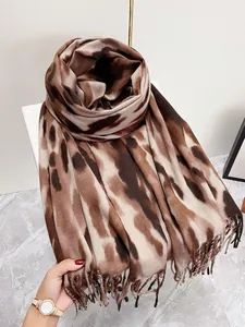 Dettaglio della sciarpa spessa in finta cashmere con stampa leopardata e frange