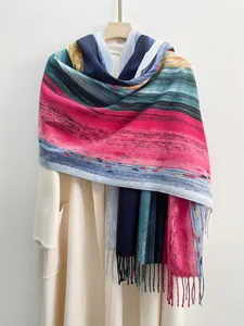 Dettaglio sciarpa a righe sfumate con frange colorate su un cappotto color beige
