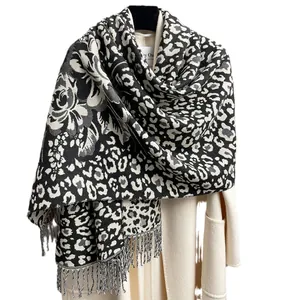 Sciarpa classica leopardata floreale bianca e nera con nappe su cappotto di lana
