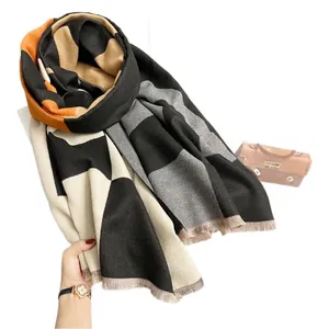 Scialle pashmina a blocchi geometrici con bordo a nappa in maglia spessa effetto cashmere