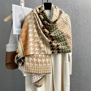 Sciarpa invernale in finto cashmere con motivo pied de poule, patchwork e frange
