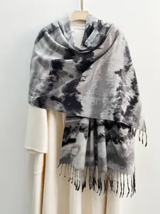 Dettaglio sciarpa tie-dye sfumata effetto cashmere con frange su cappotto bianco