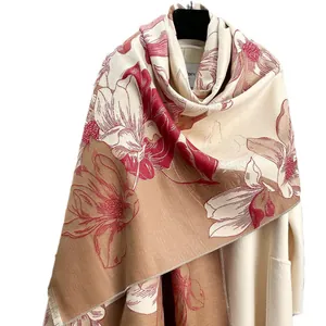 Elegante sciarpa effetto cashmere con stampa magnolia su sfondo cappotto di lana color crema