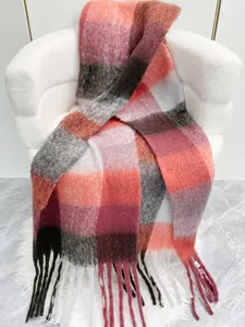 Dettaglio di sciarpa a quadri arcobaleno in morbido mohair con lunghe frange decorative