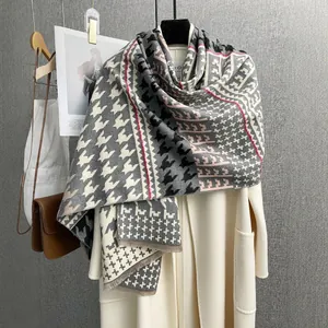 Sciarpa motivo pied-de-poule effetto cashmere con nappe drappeggiata su un cappotto bianco