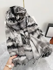 Dettaglio della sciarpa in finto cashmere sfumato tie-dye con frange morbide e spesse