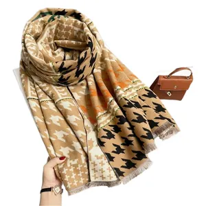 Sciarpa invernale in finto cashmere con motivo pied de poule e nappine in toni della terra