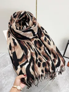 Dettaglio della sciarpa pashmina spessa con stampa leopardata e frange alla moda