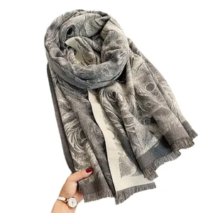 Sciarpa elegante in finta cashmere con motivi floreali jacquard e frange sottili