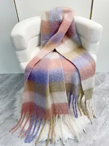 Dettaglio di sciarpa a quadri arcobaleno in mohair con lunghe nappe decorative