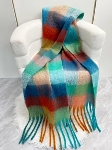 Dettaglio ravvicinato della trama mohair a quadri arcobaleno con frange lunghe