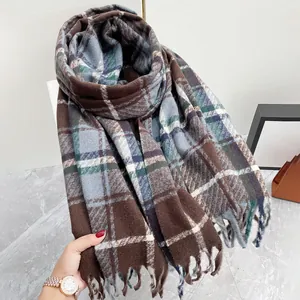 Sciarpa classica a quadri spessi caffè e blu con frange morbide per l'inverno