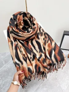 Dettaglio della sciarpa spessa in finto cashmere con stampa leopardata e frange