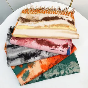 Sciarpa tipo cashmere sfumata tie-dye con frange, vari colori impilati su base bianca